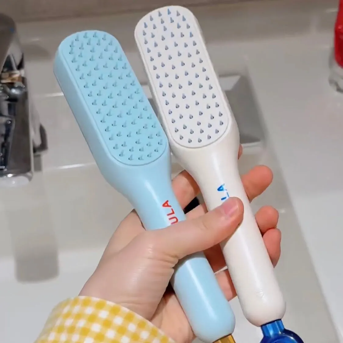 Self Cleaning Hair Brush Massage Anti-static Hair Smoothing and Styling Tool